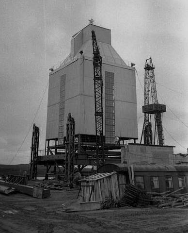 Сооружение новой буровой (1975 г.)